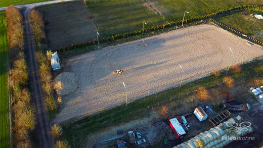 Luftaufnahme der Woche ~ KW 20/2021 ~ Eine Reiterin zieht auf dem Reitplatz ihre Runden