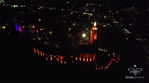 Luftaufnahme der Woche ~ KW 51/2021 ~ Die Hinterburg und deren Turm als die „größte Kerze der Welt“ in Schlitz