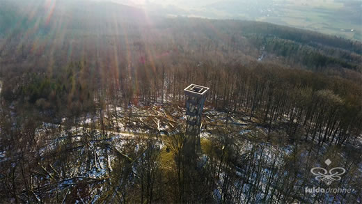 Luftaufnahme der Woche ~ KW 07/2022 ~ Der Aussichtsturm auf der 658 Meter hohen „Mottener Haube“ bei Motten