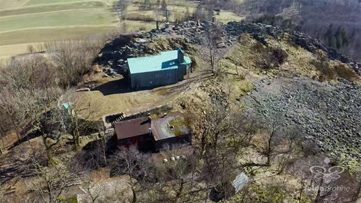 Luftaufnahme der Woche ~ KW 12/2022 ~ Die „Milseburghütte“ und die „Gangolfskapelle“ auf der Milseburg in der Rhön
