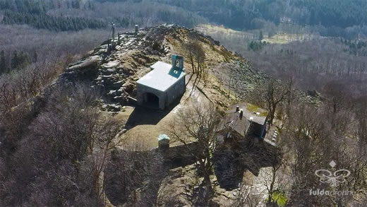 Luftaufnahme der Woche ~ KW 12/2022 ~ Die „Milseburghütte“ und die „Gangolfskapelle“ auf der Milseburg in der Rhön