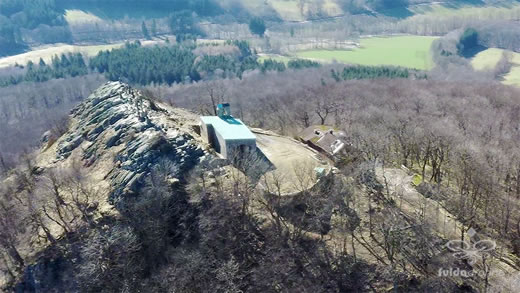 Luftaufnahme der Woche ~ KW 12/2022 ~ Die „Milseburghütte“ und die „Gangolfskapelle“ auf der Milseburg in der Rhön