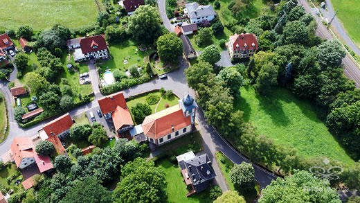 Luftaufnahme der Woche ~ KW 18/2022 ~ Der Schlüchterner Stadtteil Vollmerz mit Ramholz und Schloss Ramholz