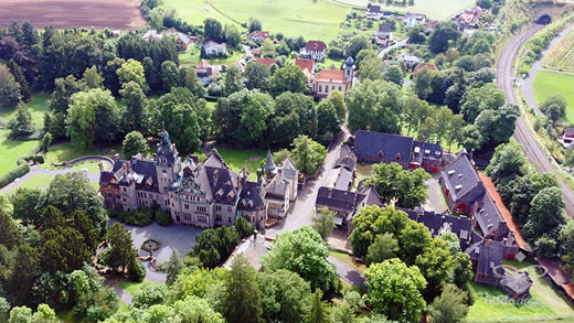 Luftaufnahme der Woche ~ KW 18/2022 ~ Der Schlüchterner Stadtteil Vollmerz mit Ramholz und Schloss Ramholz