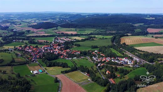 Luftaufnahme der Woche ~ KW 18/2022 ~ Der Schlüchterner Stadtteil Vollmerz mit Ramholz und Schloss Ramholz