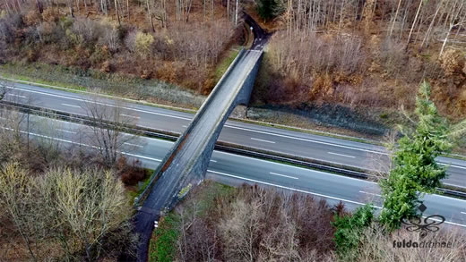 Luftaufnahme der Woche ~ KW 21/2022 ~ Brücke über die A5 bei Alsfeld-Eifa im Vogelsberg
