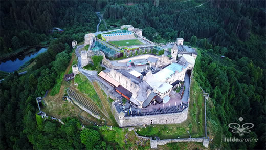 Luftaufnahme der Woche ~ KW 25/2022 ~ Die Burg Landskron bei Villach am Ossiacher See in Kärnten (Österreich)
