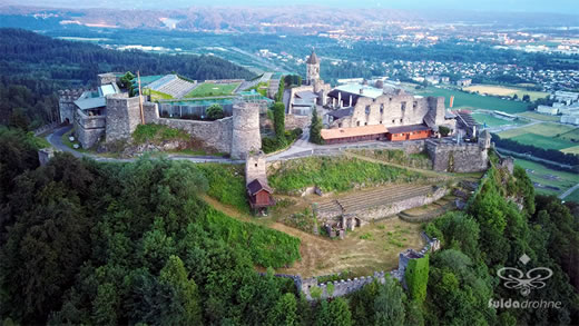 Luftaufnahme der Woche ~ KW 25/2022 ~ Die Burg Landskron bei Villach am Ossiacher See in Kärnten (Österreich)