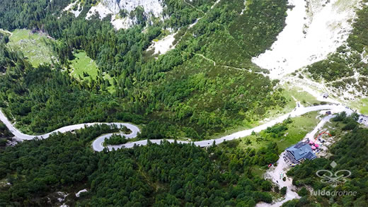 Luftaufnahme der Woche ~ KW 30/2022 ~ Eine Gebirgsstraße und das „Tičar Lodge“ in den „Julischen Alpen“ am Vršič-Pass in Slowenien