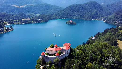 Luftaufnahme der Woche ~ KW 40/2022 ~ Die Burg von Bled und der Bleder See in Slowenien