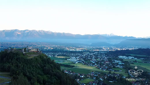 Luftaufnahme der Woche ~ KW 46/2022 ~ Villach in Kärnten (Österreich) am Ossiacher See mit der Burg Landskron